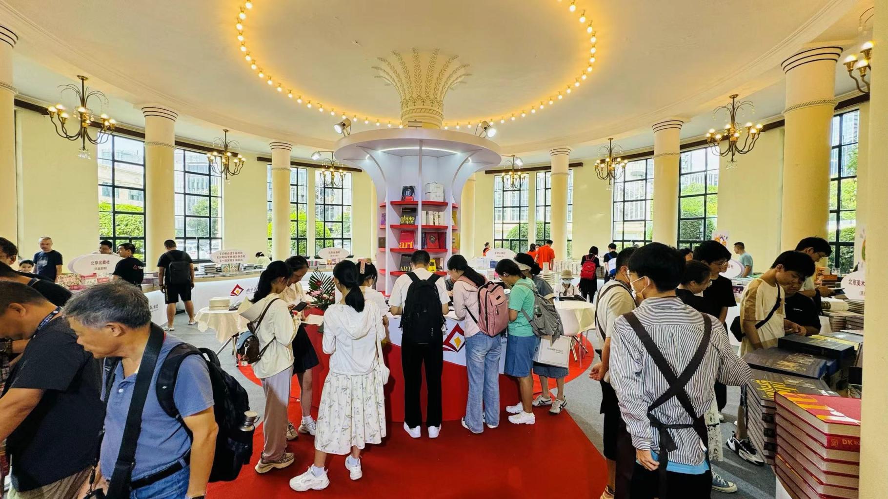 北京出版集團(tuán)千余種精品圖書亮相上海書展,中軸線圖書吸引申城讀者